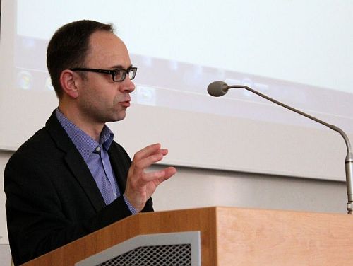 badatel Zdeněk Bauer během přednášky Foglar a jeho náboženství