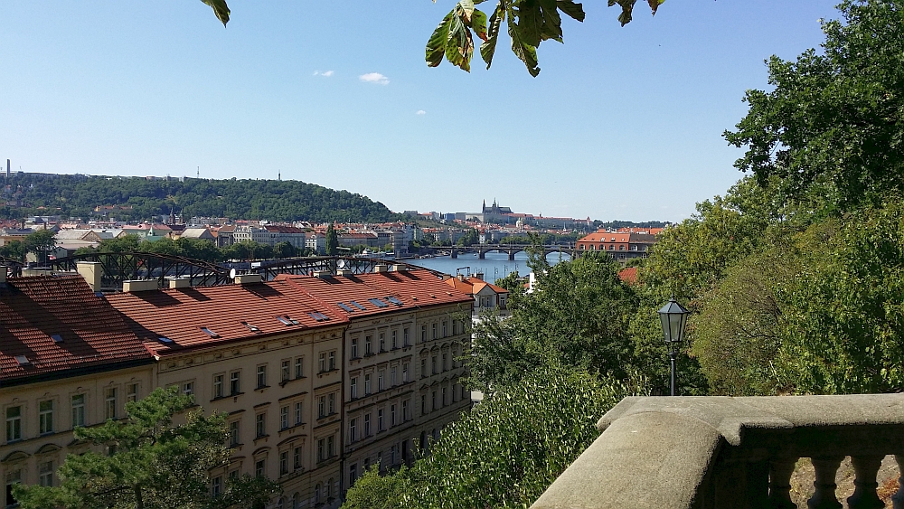 Praha, Vltava a Hradčany, pohled od skály Vyšehrad